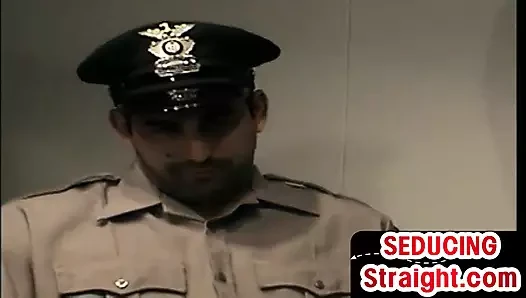 Str8 polis adam evde sakso eşcinsel babası tarafından baştan çıkarılıyor 4 oral seks
