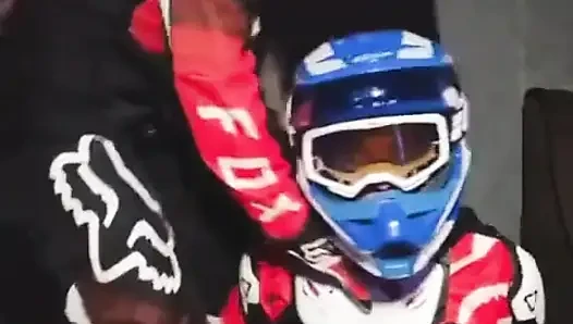 Motokros vitesli bir adam mxhelmet'inden pay alıyor