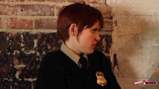 Seksi zenci kız iki beyaz kadın memur tarafından yakalanıyor ve disipline ediliyor