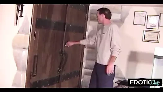 Parmakları kıvrılmışken derinden dolduruluyor