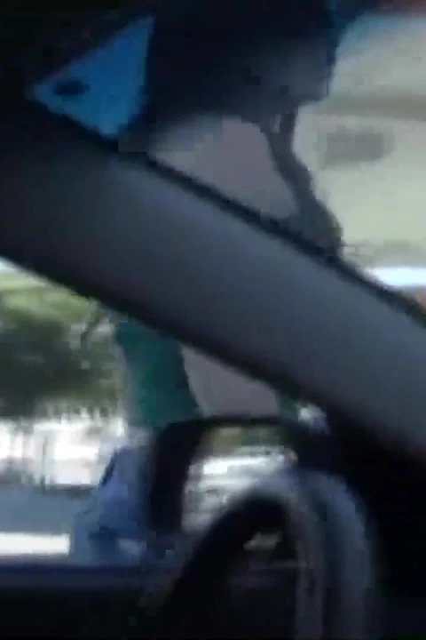 Güzel genç kız sikini delikten sikiyor