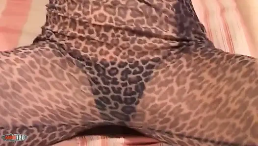 Renata-evli kadın: Çek Cumhuriyeti kanepede seks bombası soyunuyor