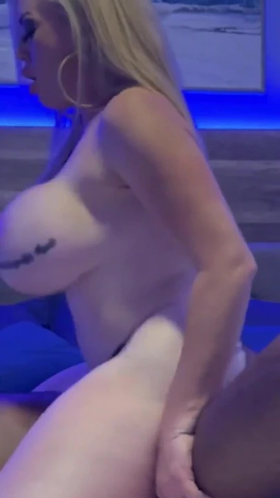 Сногсшибательный момент из "Фигуристая Барби принимает XXL БОЛЬШОЙ ЧЕРНЫЙ ЧЛЕН после клуба!"