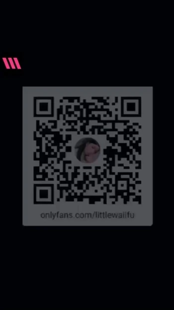 Горячая брюнетка сжимает ее сиськи