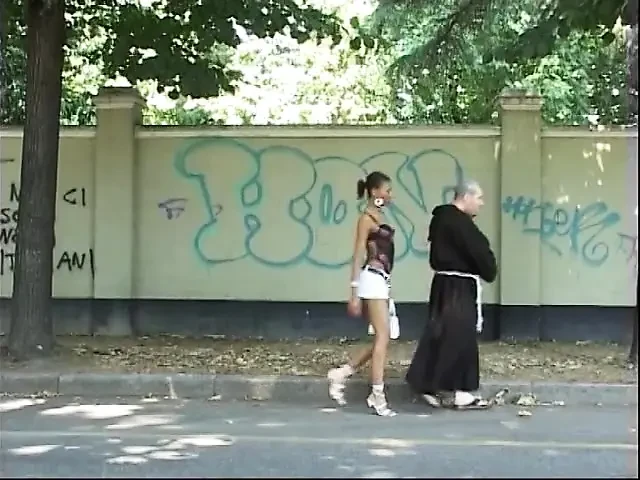 Azgın keşiş çekici zenci kızdan ahlaksız bir teklif alıyor