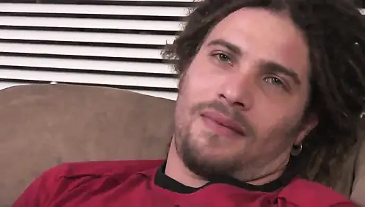 Sandalyesinde azıyor ve mastürbasyon yapıyor