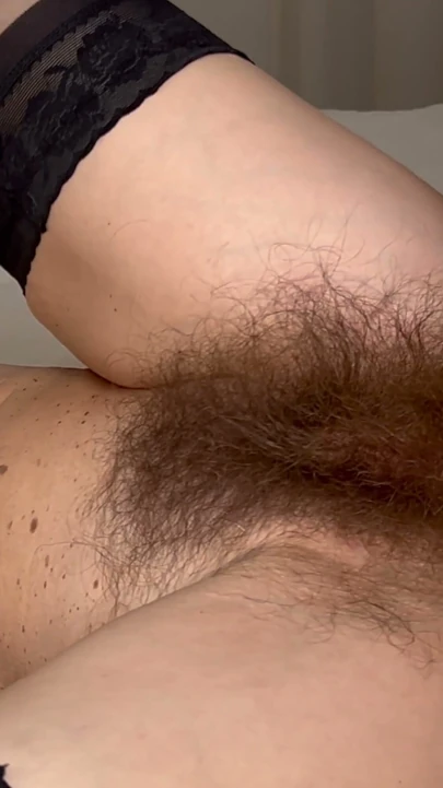 Büyük kıllı amcıklı ateşli olgun orta yaşlı seksi kadın yatakta sikiliyor | Klip 1