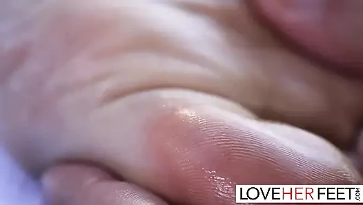 Lezbiyenler Adria Rae ve Lexi Luna birbirlerinin vücutlarına tapıyor