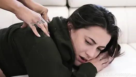 All girl massage - 2 seksi lezbiyen arkadaş ıslak amcıklarıyla birbirlerinin yüzlerini sikiyor