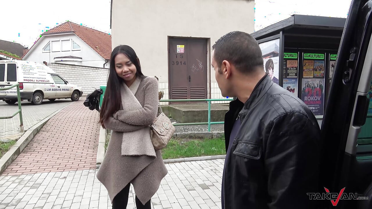 Asyalı genç kızın minibüste azgın adamın vermeyi sevdiği bir asansöre ihtiyacı var