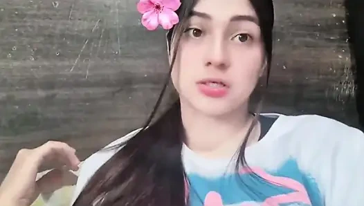 Amatör aktris mastürbasyon yapıyor ve büyük göğüslerine dokunuyor