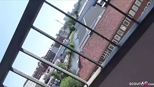 Sıska Alman genç lina sikme ve yüz kamu üzerinde balkon