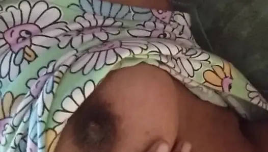 Büyük memeli ve ıslak amcıklı dildo şehveti ile banyo odasında Sri Lankalı kız musterbasyonu