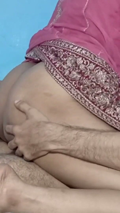 Başörtülü Arap kız, büyük siki harika bir şekilde emdi, sonra bağırarak cowgirl pozisyonunda biniyor | Bölüm 1