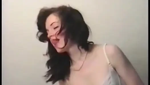 Azgın tatlı kız sıkı amına dildo sürmeyi seviyor