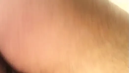 Gözleri bağlı orta yaşlı seksi kadın yoğun parmaklama ve yüze oturmadan sırılsıklam