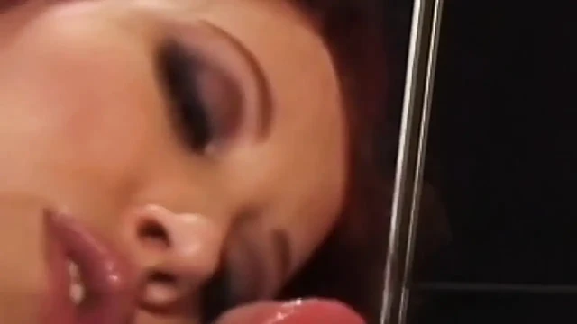 Ateşli hatun sıkı götünü büyük yarakla dibine kadar dolduruyor