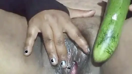 Bugün, Hintli yenge amına bir salatalık sokarak arzusunu bastırdı.