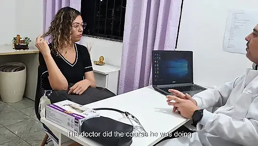 Bir pratisyen hekim tarafından karın bölgesi tıbbi muayenesi.