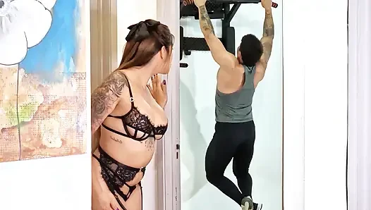İç çamaşırlı çarpıcı orta yaşlı seksi kadın üvey oğlundan kocası uzaktayken onu sikmesini istiyor!
