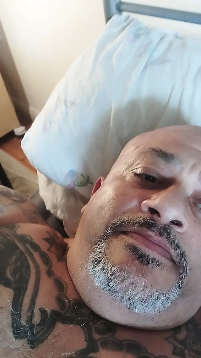 Молодой девушке нужно играть со своей маслянистой киской