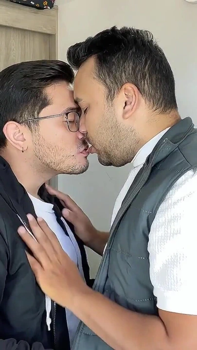 "Genç latin ilk kez üvey babayla tanışıyor ve sapık onu bütün gece sikiyor" den büyüleyici an