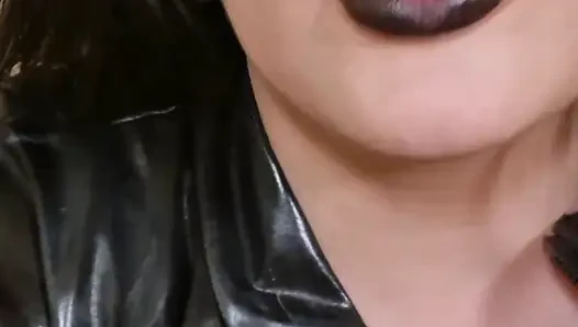 Siyah rujlu sigara içen fetiş pvc orta yaşlı seksi kadın