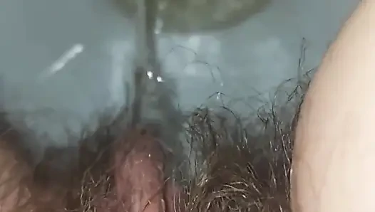 Tüylü Koltuk Altlarını Sergilemek