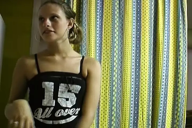 İnce ve çekici alman genç onu traş twat memnun alır