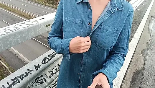 Sokakta tamamen çıplak halka açık mastürbasyon şoföre mutluluk veriyor