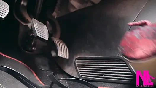 Kırmızı pompalarla dönerken, sürüşte ve pedalla pompalama