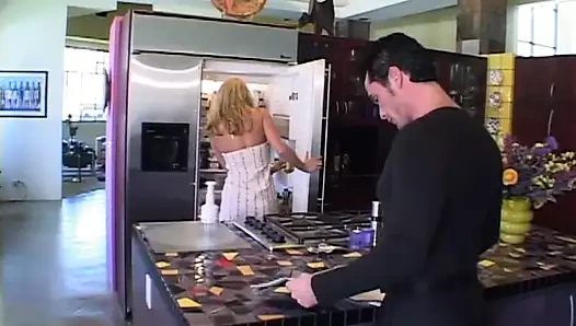 Maskeli ama iyi kedi yalıyor!