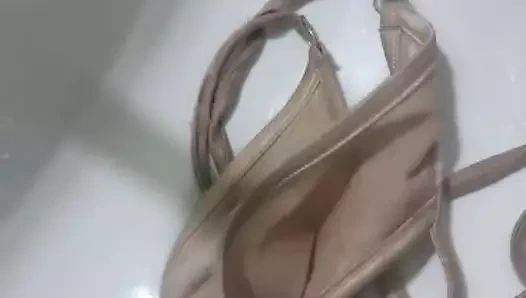 Erotik anlatıcı sevgilisiyle seksten geldikten sonra tangalarını yıkıyor