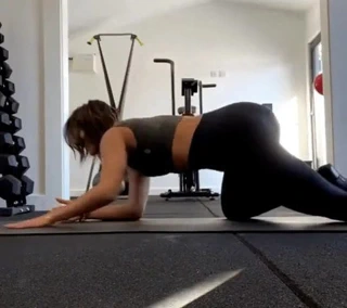 Frankie köprüsü evde yoga yapıyor, mükemmel vücut 02