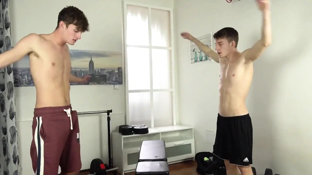 Twinks arasında spor, duş ve ateşli seks