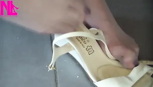 Erkek delisi külotlu çorap giyiyor ve süt renkli kamalarla ayak oyunu yapıyor