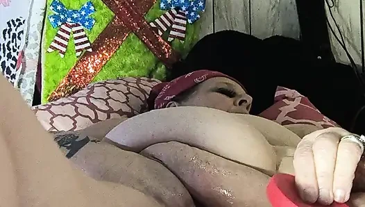 Kendi riskine gir bu amcık balık gibi kokuyor ve yarağına işiyor