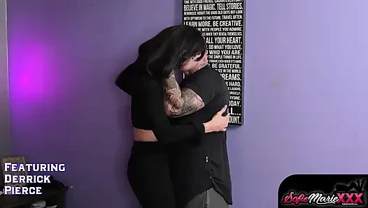 Orta yaşlı seksi kadın Sofie Marie ateşli eğitmenle buharlı yatak odası egzersizi yapıyor