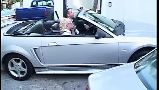 Sarışın genç şeker taze amını yalatıyor ve sonra tahrik olmuş şeker pop tarafından sikiliyor