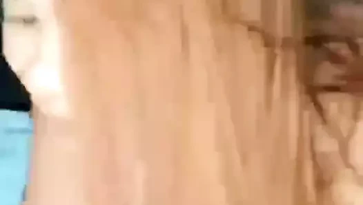 Sıcak kızıl saçlı sipariş pizza süre alırken horoz