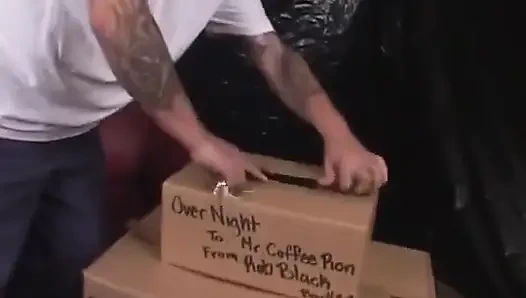 Eldivenli anal yumruk sokmadan ağza ıslak dağınıklığın tadına bakıyor