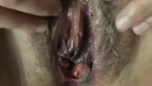 Claudia pensant aux büyük ısırıkları