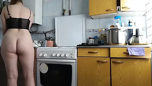 Arkadaşımın üvey annesinin poposunu istiyorum, mutfakta yemek yapmasını çok seviyorum