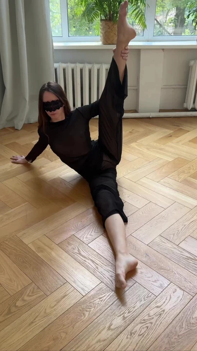 соблазняет йогой в раздевательской одежде