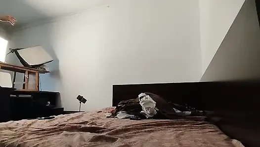 Amatör kadın kıyafetlerini denerken ve keserken eğleniyor.