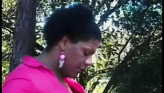 Uzun boylu zenci transeksüel Vinicius ormanda beyaz adam tarafından vegemite için delinmeye bayılıyor