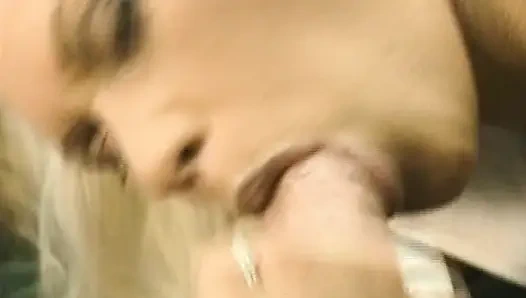 Çekici Alman sürtükler ateşli dörtlü sekste sikiliyor