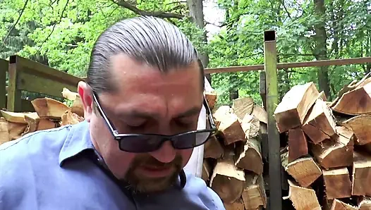 Seksi sarışın açık havada büyük götünden sikiliyor