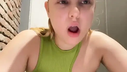 Herkesin içinde mastürbasyon. Dildoya bin. Anal sikiş