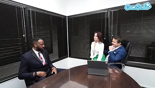 Ateşli büyük memeli evli kadın ayın çalışanı büyük zenci yarağıyla sikişirken gavat koca izliyor